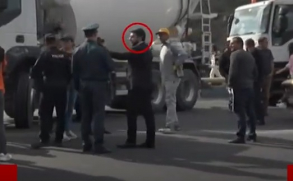 Член группы «Стражи революции» дает полицейским указания (видео)